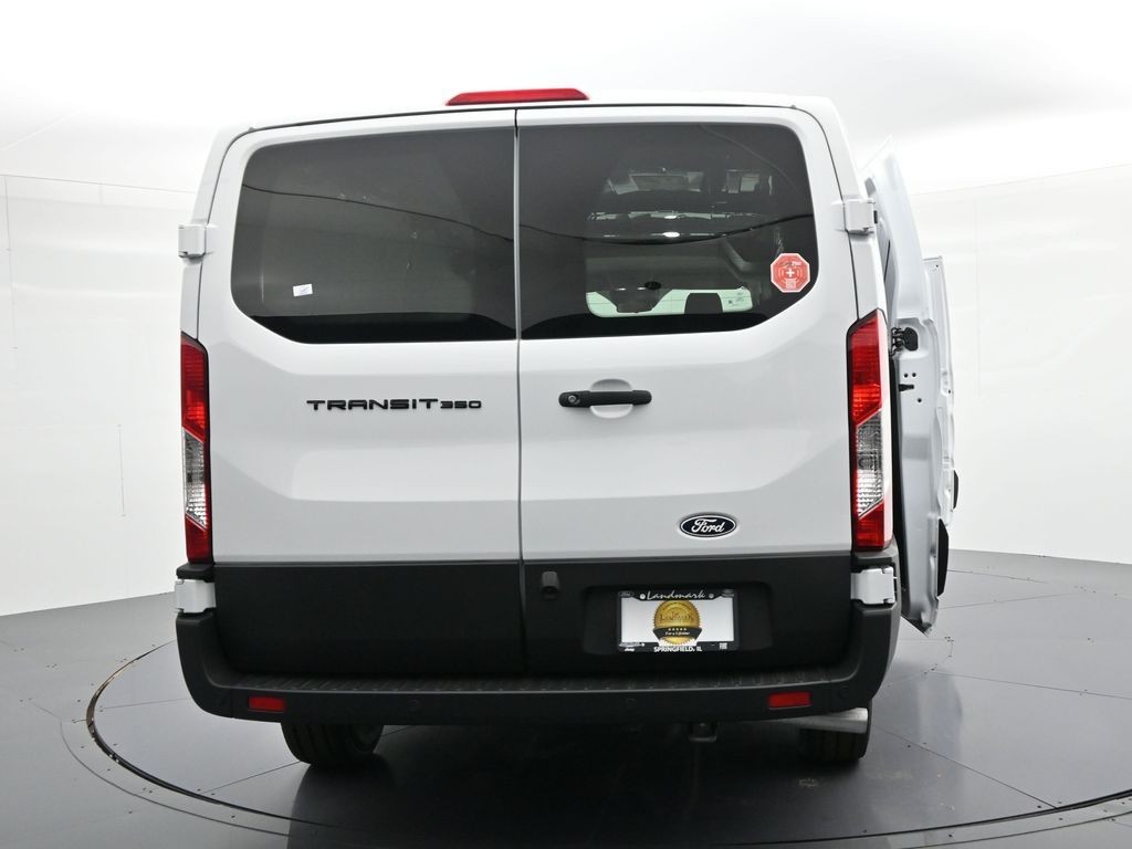 Ford Transit-350 Vehicle Full-screen Gallery Image 32