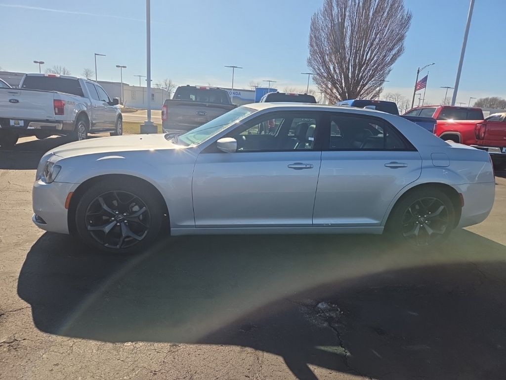 Chrysler 300 Vehicle Full-screen Gallery Image 03