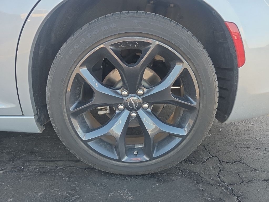 Chrysler 300 Vehicle Full-screen Gallery Image 04