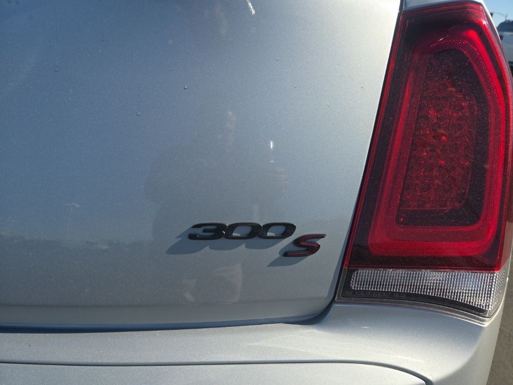 Chrysler 300 Vehicle Full-screen Gallery Image 05