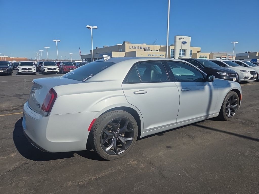 Chrysler 300 Vehicle Full-screen Gallery Image 07