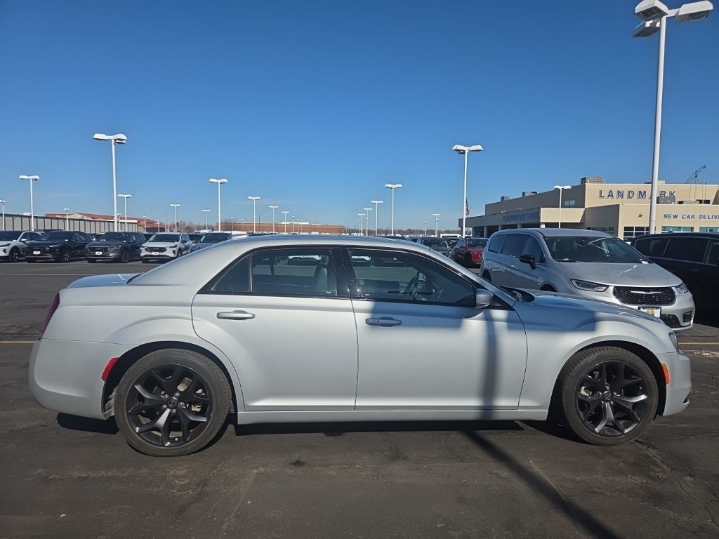 Chrysler 300 Vehicle Full-screen Gallery Image 08