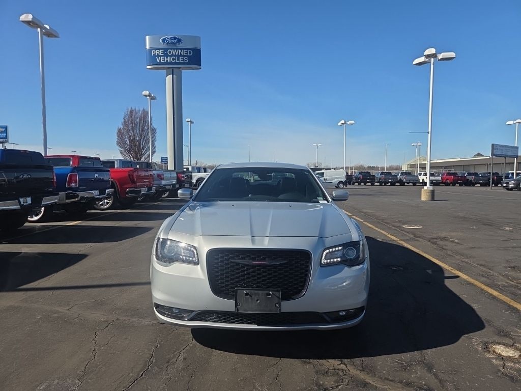 Chrysler 300 Vehicle Full-screen Gallery Image 09