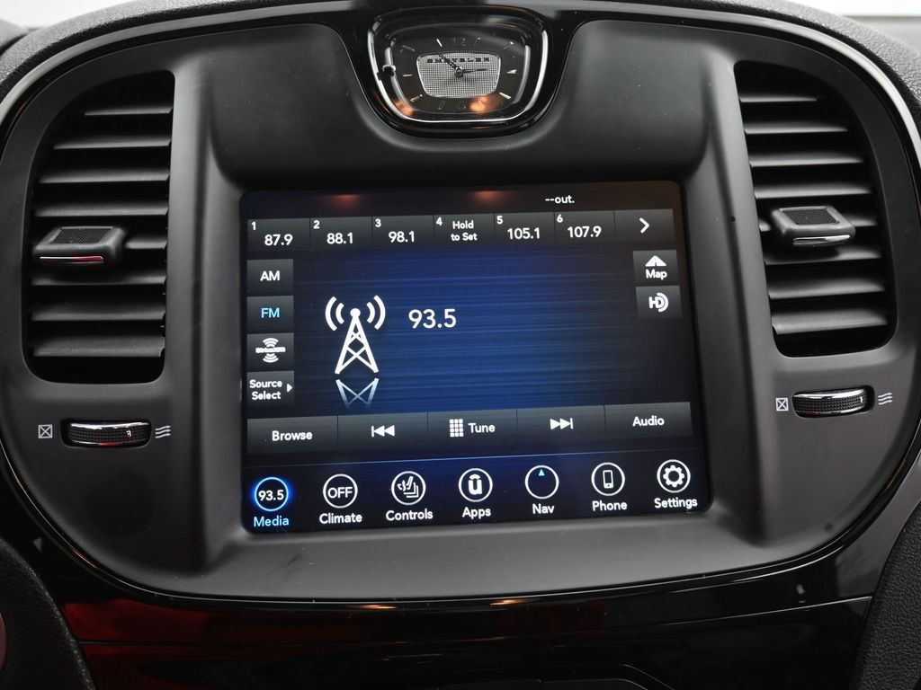 Chrysler 300 Vehicle Full-screen Gallery Image 10