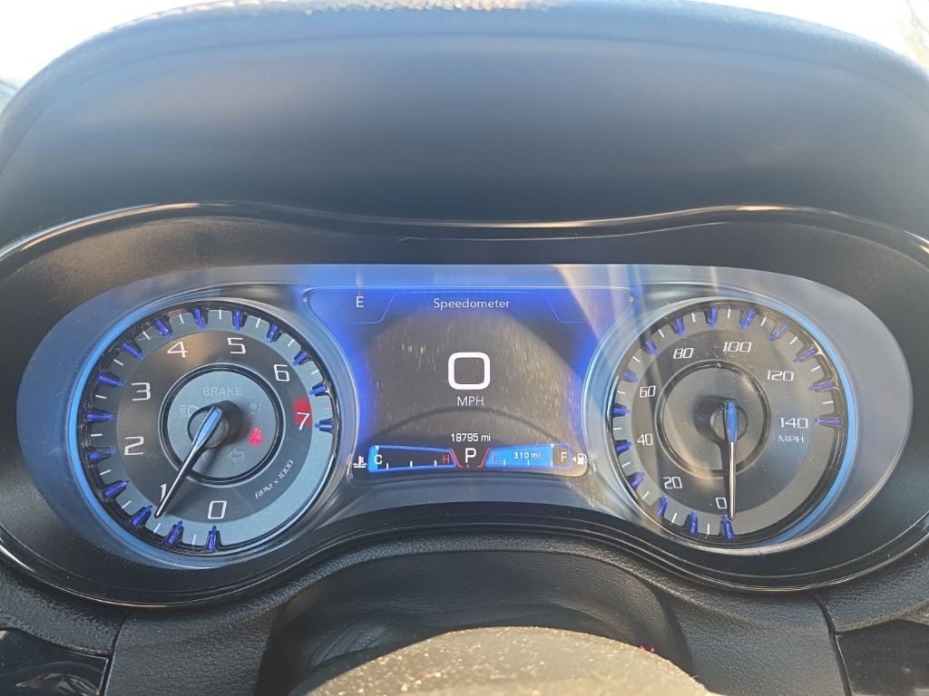 Chrysler 300 Vehicle Full-screen Gallery Image 11