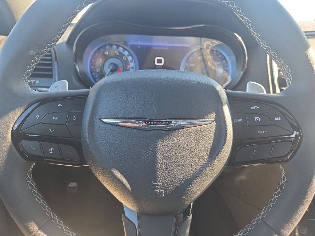 Chrysler 300 Vehicle Full-screen Gallery Image 12