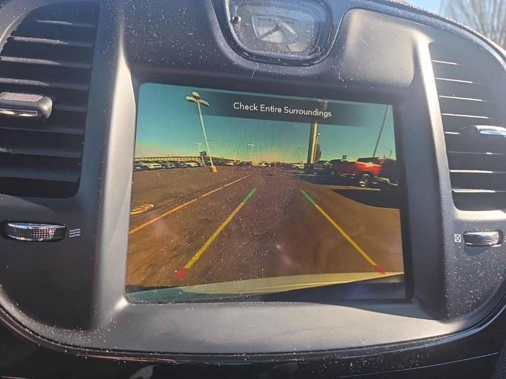 Chrysler 300 Vehicle Full-screen Gallery Image 15