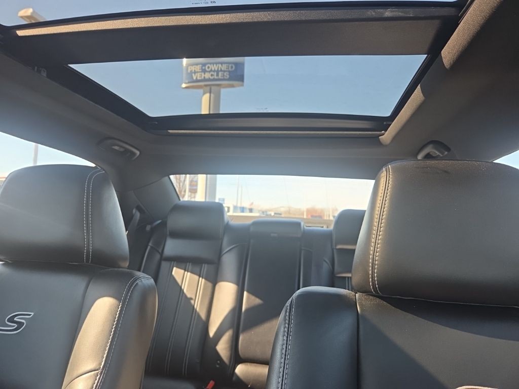 Chrysler 300 Vehicle Full-screen Gallery Image 16