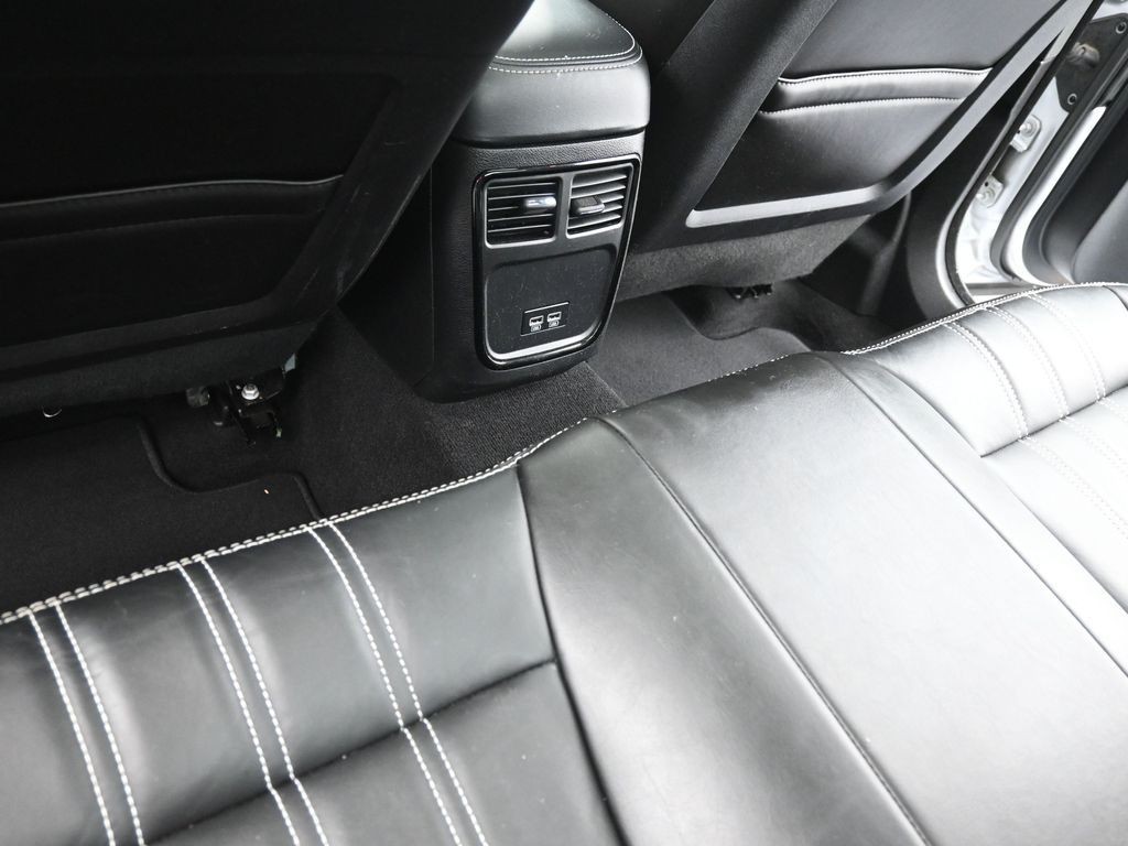 Chrysler 300 Vehicle Full-screen Gallery Image 17