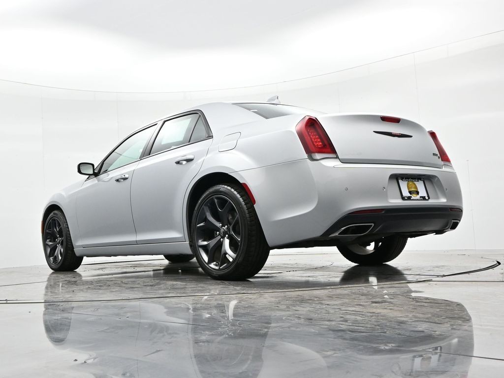 Chrysler 300 Vehicle Full-screen Gallery Image 22