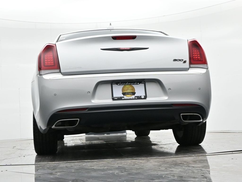 Chrysler 300 Vehicle Full-screen Gallery Image 23