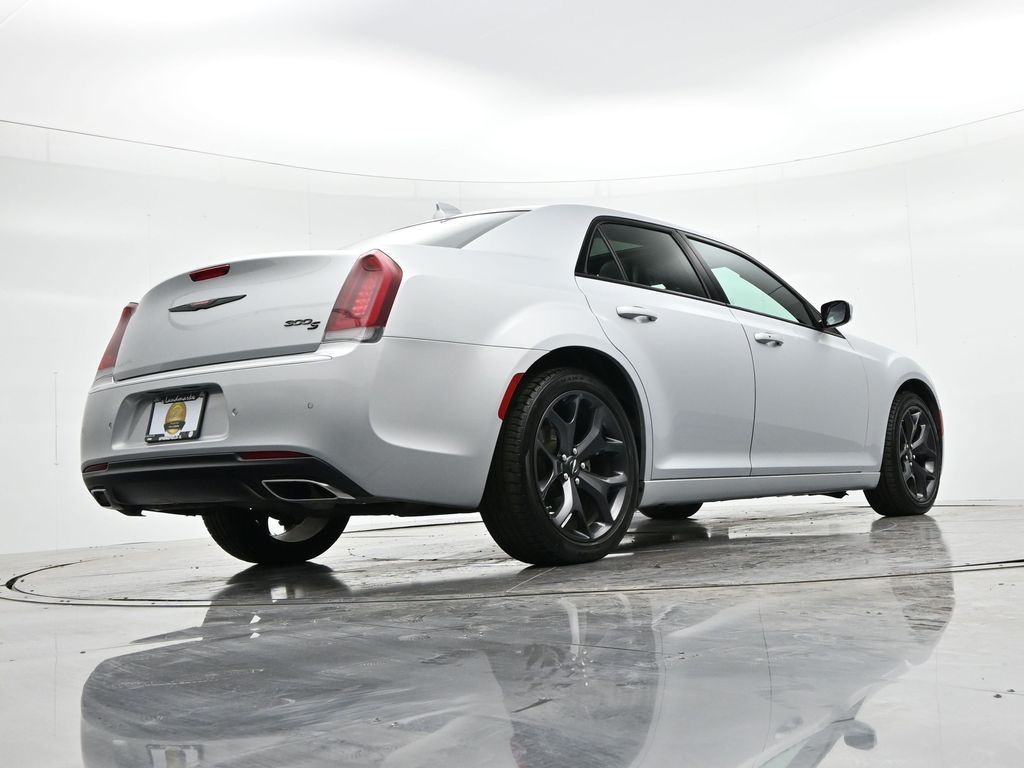 Chrysler 300 Vehicle Full-screen Gallery Image 24