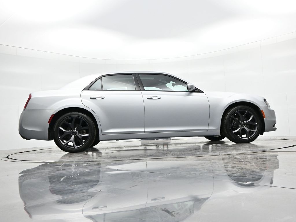 Chrysler 300 Vehicle Full-screen Gallery Image 25