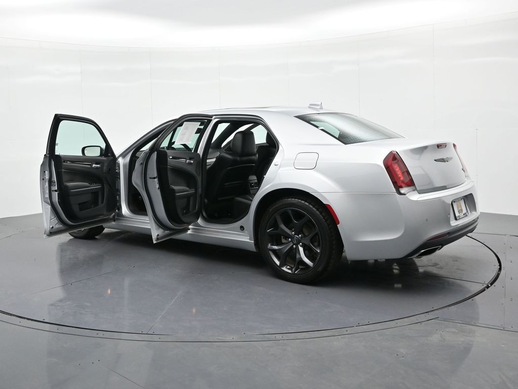 Chrysler 300 Vehicle Full-screen Gallery Image 27