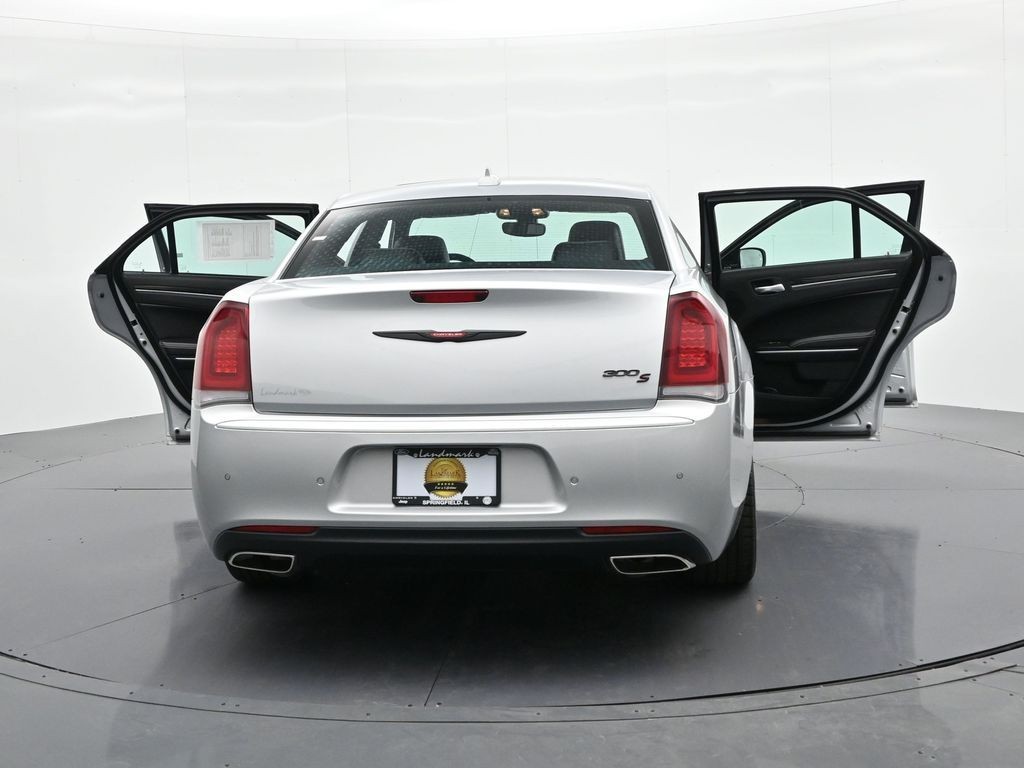 Chrysler 300 Vehicle Full-screen Gallery Image 29