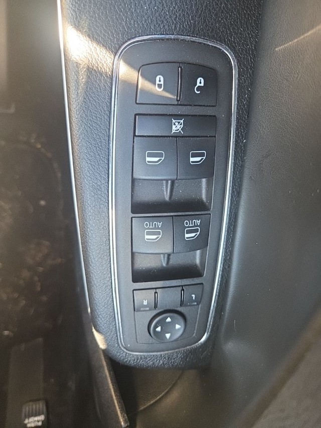 Chrysler 300 Vehicle Full-screen Gallery Image 10