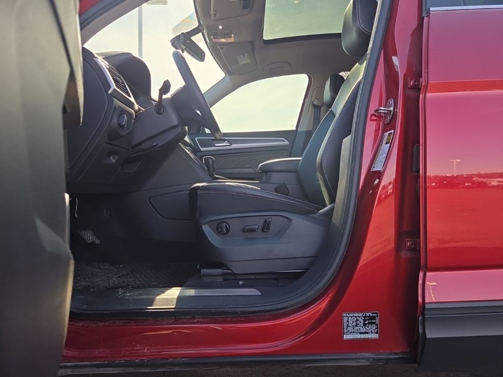 Volkswagen Atlas Vehicle Full-screen Gallery Image 2