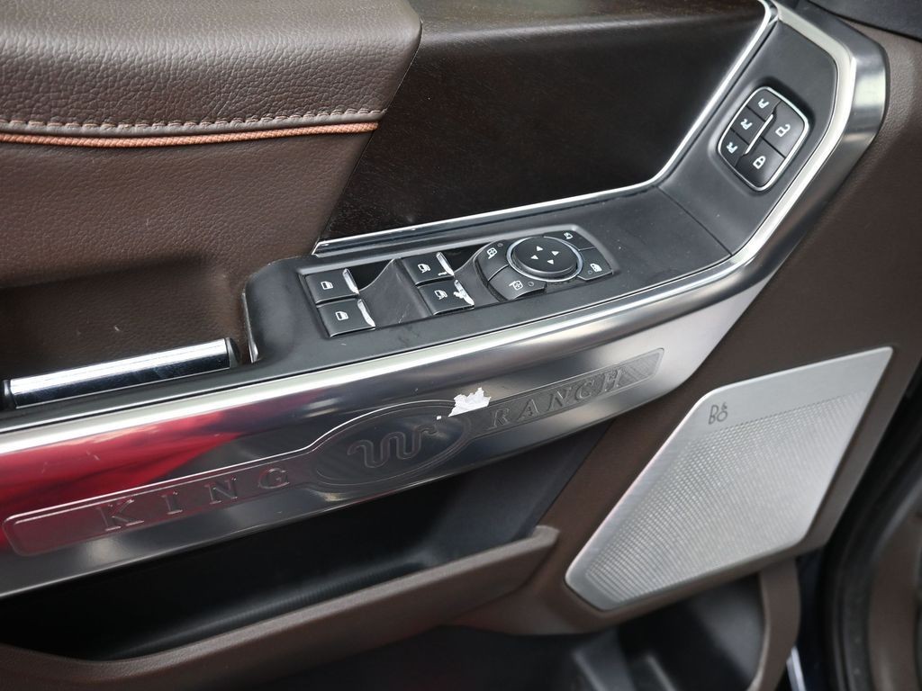 Ford F-150 Vehicle Full-screen Gallery Image 11