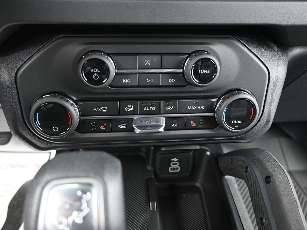 Ford Bronco Vehicle Full-screen Gallery Image 10