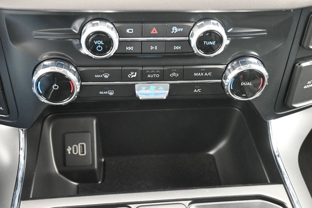 Ford F-150 Vehicle Full-screen Gallery Image 13