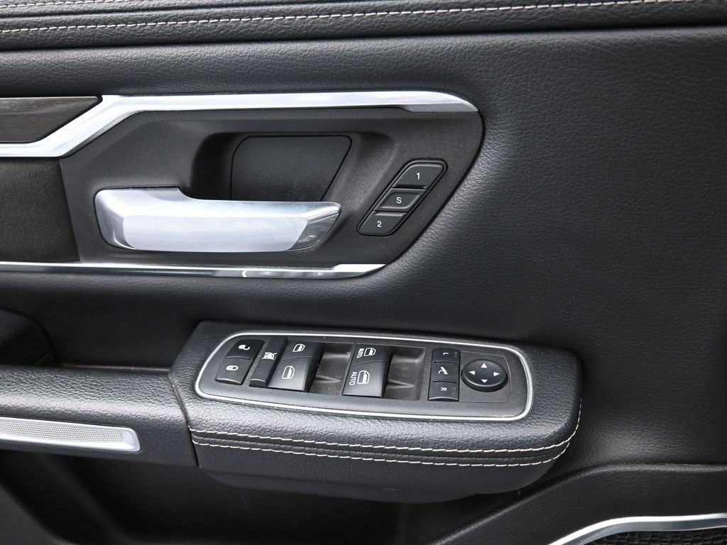 Ram 1500 Vehicle Full-screen Gallery Image 17