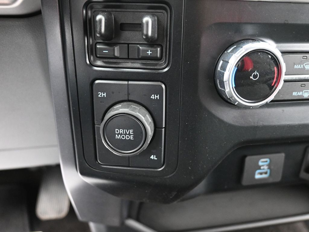 Ford F-150 Vehicle Full-screen Gallery Image 12