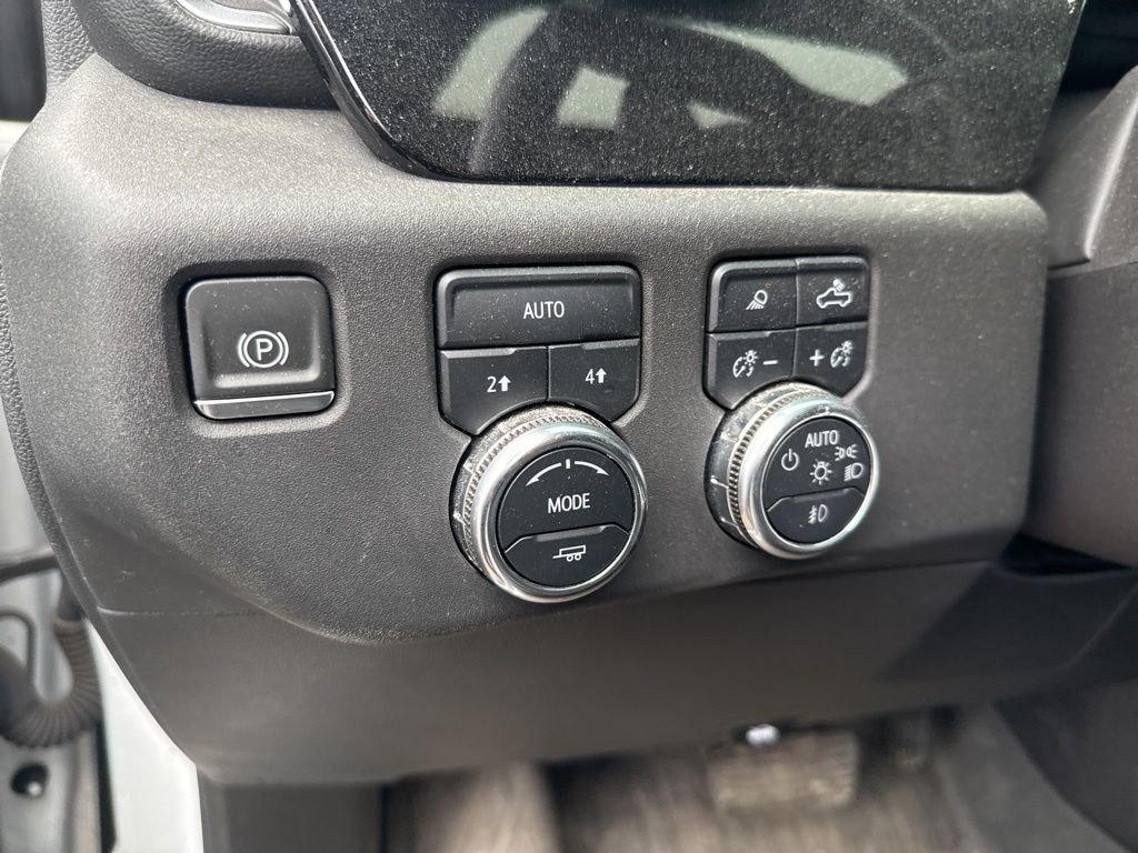 GMC Sierra 1500 Vehicle Full-screen Gallery Image 14