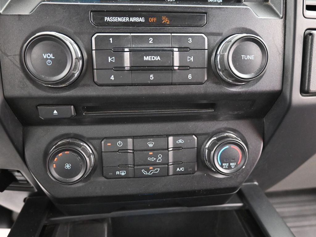 Ford F-150 Vehicle Full-screen Gallery Image 11