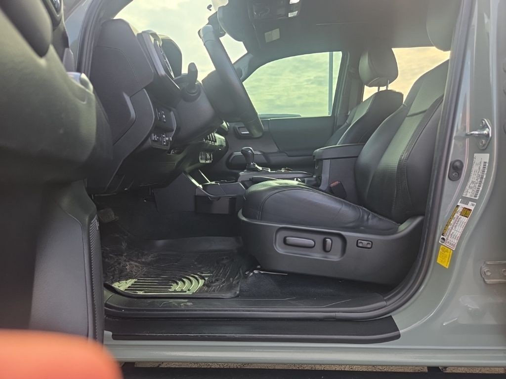 Toyota Tacoma 4WD Vehicle Full-screen Gallery Image 2