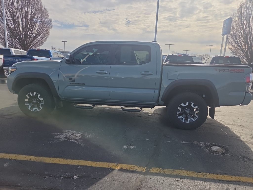 Toyota Tacoma 4WD Vehicle Full-screen Gallery Image 3