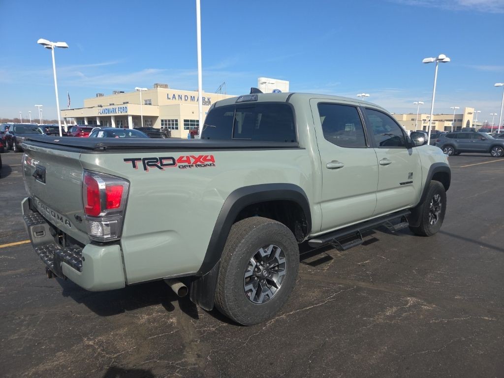 Toyota Tacoma 4WD Vehicle Full-screen Gallery Image 7