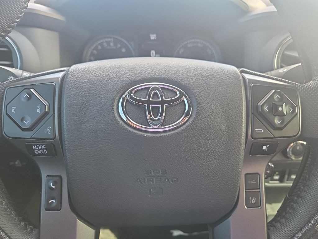 Toyota Tacoma 4WD Vehicle Full-screen Gallery Image 12