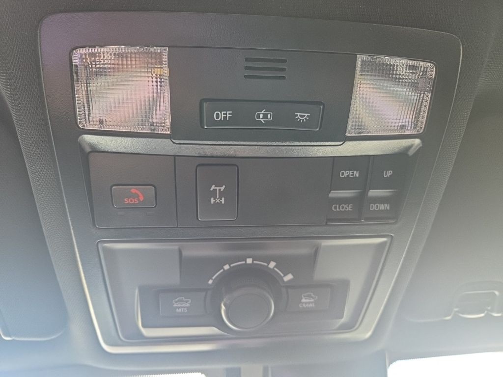 Toyota Tacoma 4WD Vehicle Full-screen Gallery Image 13