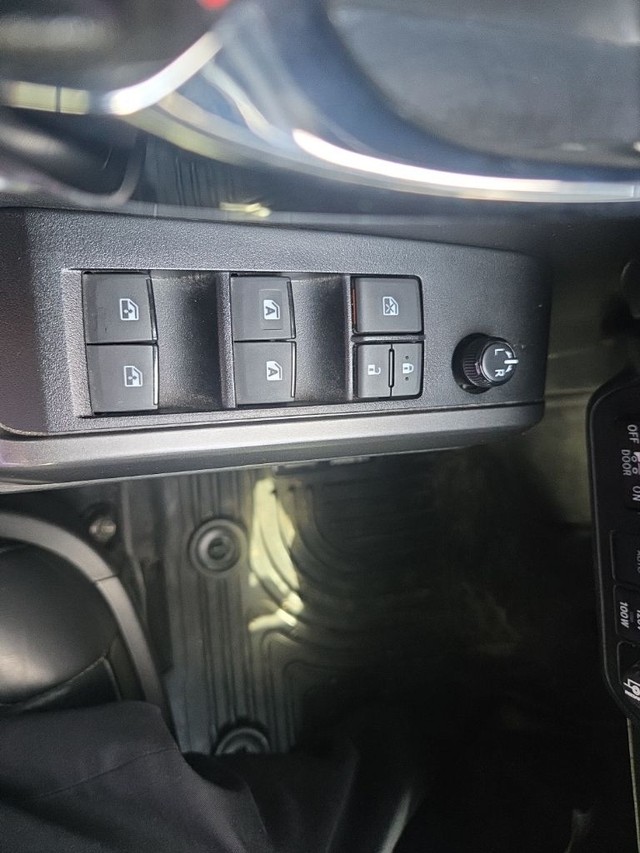 Toyota Tacoma 4WD Vehicle Full-screen Gallery Image 10