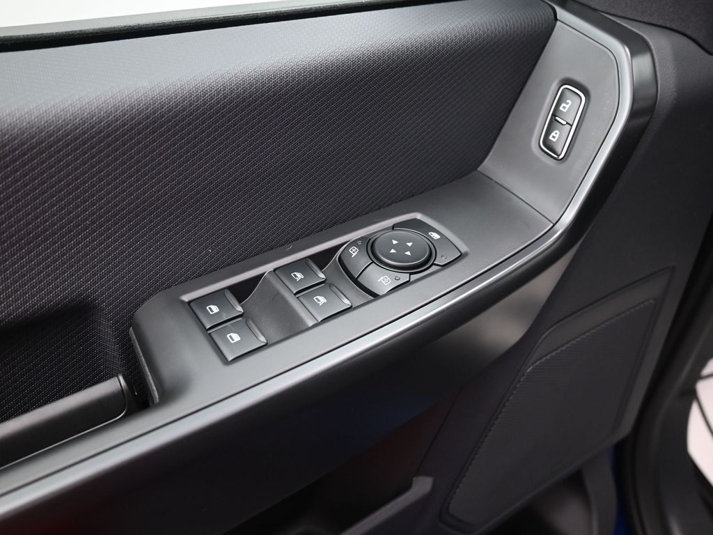 Ford F-150 Vehicle Full-screen Gallery Image 12