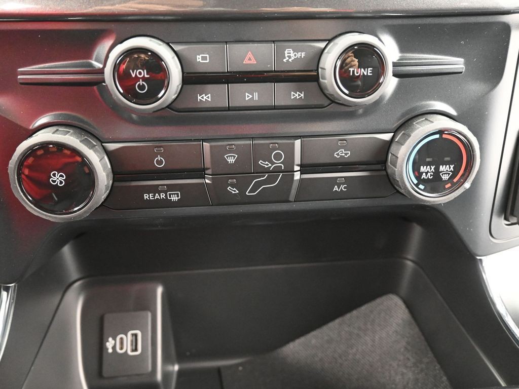 Ford F-150 Vehicle Full-screen Gallery Image 15