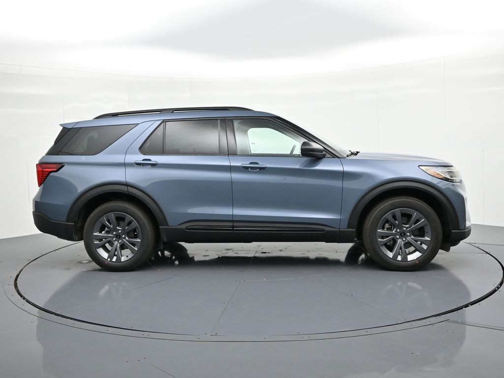 Ford Explorer Vehicle Full-screen Gallery Image 5