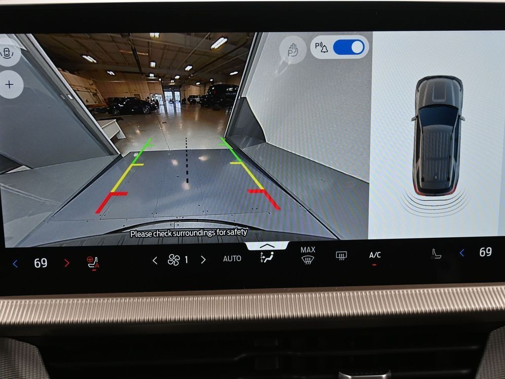 Ford Explorer Vehicle Full-screen Gallery Image 12