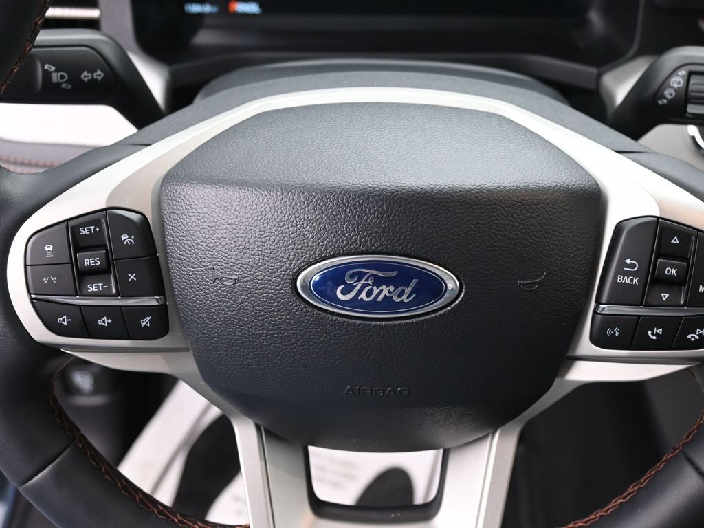 Ford Explorer Vehicle Full-screen Gallery Image 18