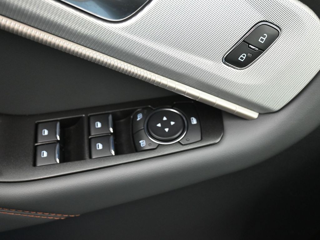 Ford Explorer Vehicle Full-screen Gallery Image 20