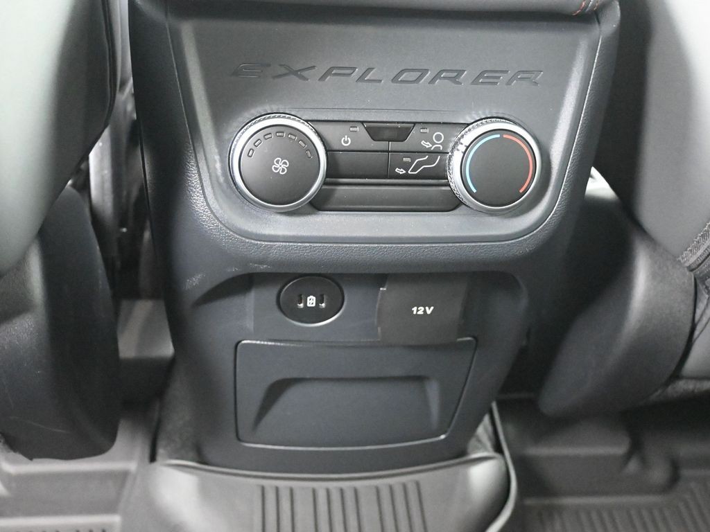 Ford Explorer Vehicle Full-screen Gallery Image 22
