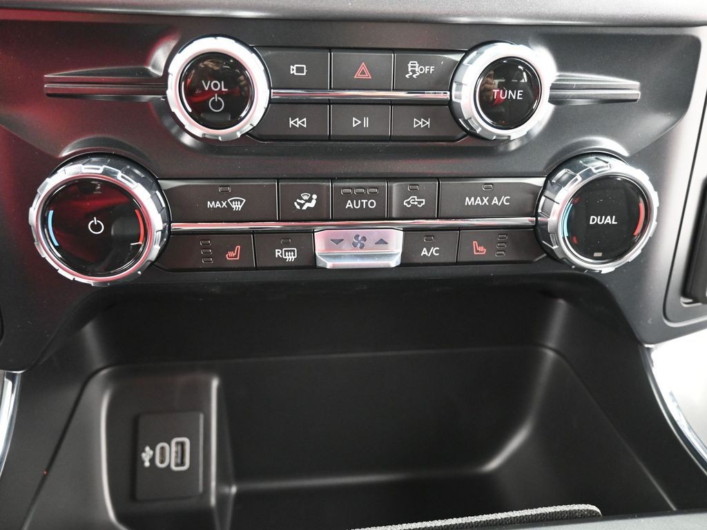 Ford F-150 Vehicle Full-screen Gallery Image 11