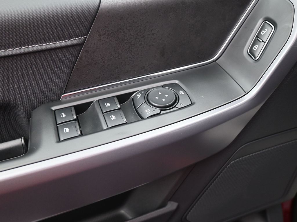 Ford F-150 Vehicle Full-screen Gallery Image 17