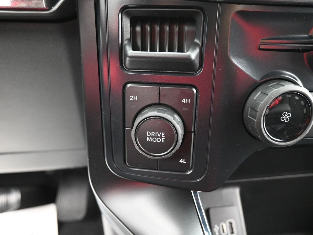 Ford F-150 Vehicle Full-screen Gallery Image 14