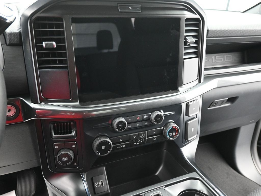 Ford F-150 Vehicle Full-screen Gallery Image 16