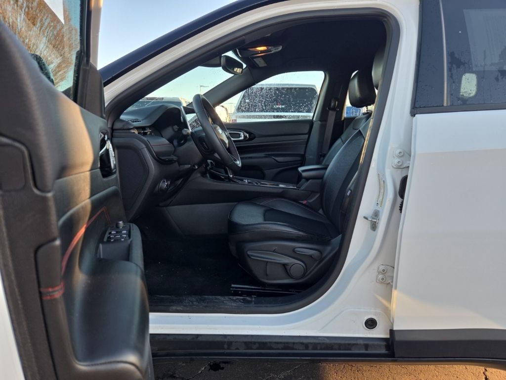 Jeep Compass Vehicle Full-screen Gallery Image 2