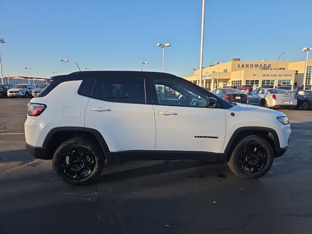 Jeep Compass Vehicle Full-screen Gallery Image 7