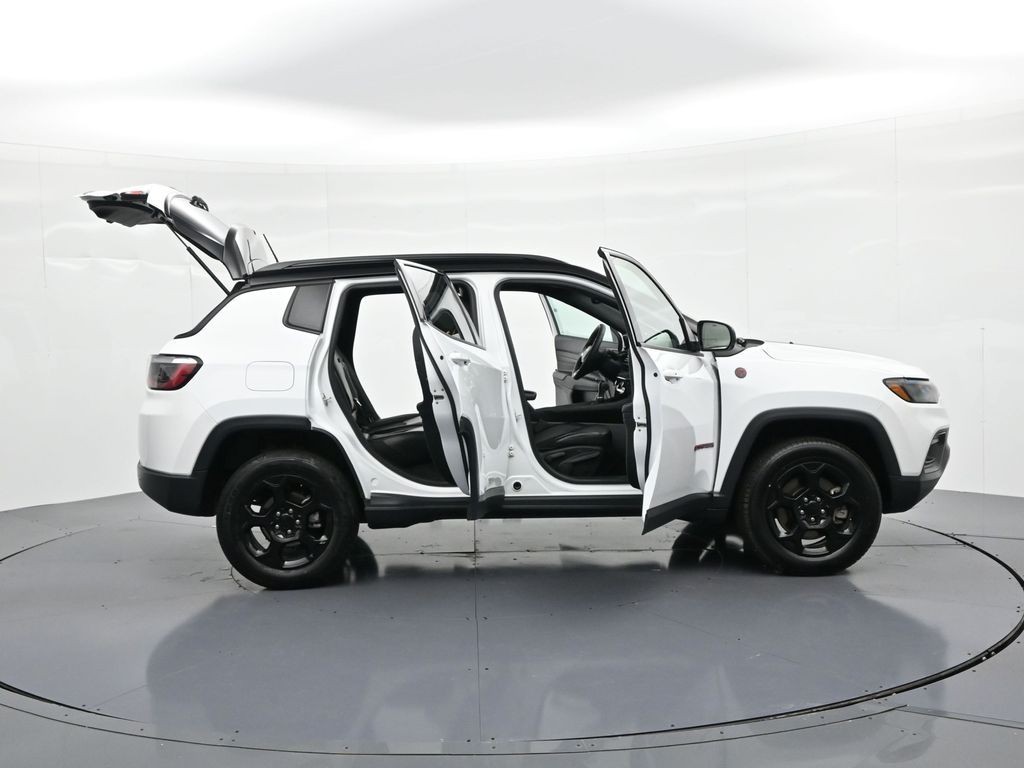 Jeep Compass Vehicle Full-screen Gallery Image 29