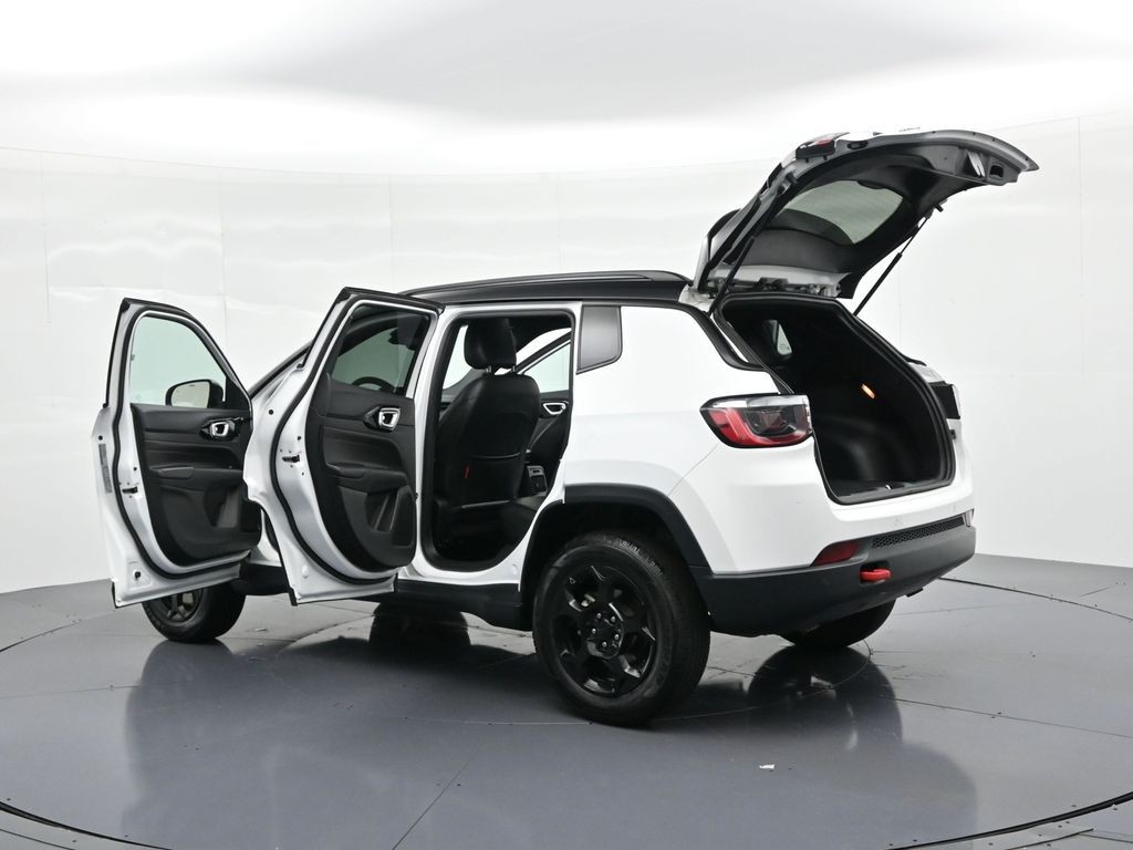 Jeep Compass Vehicle Full-screen Gallery Image 30