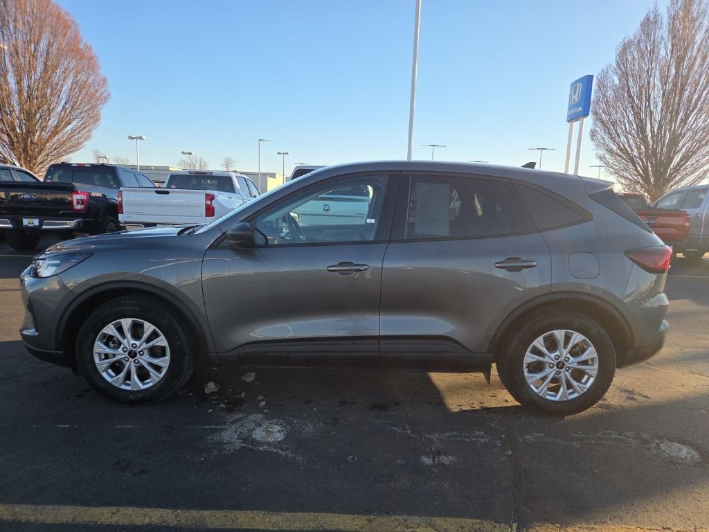 Ford Escape Vehicle Full-screen Gallery Image 3